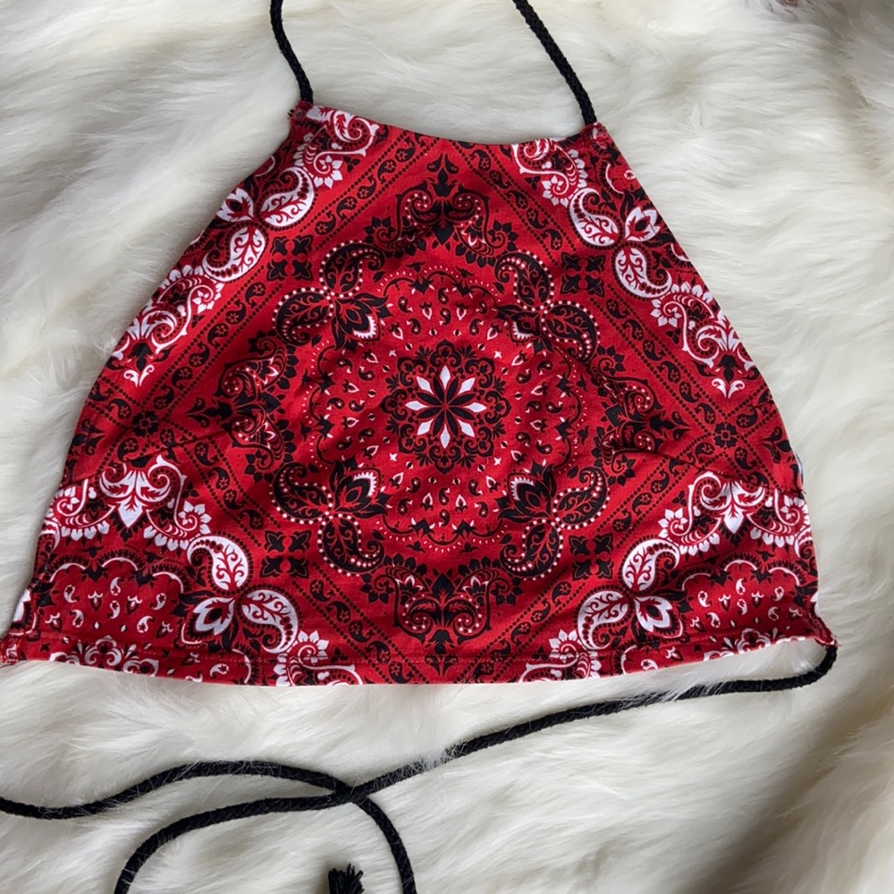 Red Bandanna printed crop top /SIZE:LG /can be tied to be adjusted